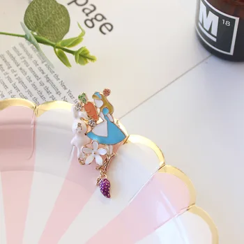 Metal Email Colorat Fluture Poker Ceas Iepure Alice În Țara Minunilor Pin Broșe Pentru Îmbrăcăminte Rucsac Insigna